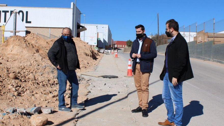 El alcalde (c) visitó esta semana las obras del polígono Foies Ferraes. | JAVIER NOMDEDEU