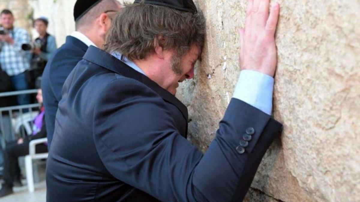 Javier Milei, al mur de les Lamentacions de Jerusalem dimarts.  | LEO CORREA / AP