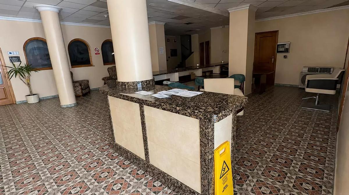 Recepción del hotel Sole Bello en La Mata, que funcionó como un alojamiento de tres estrellas hasta principios de 2025