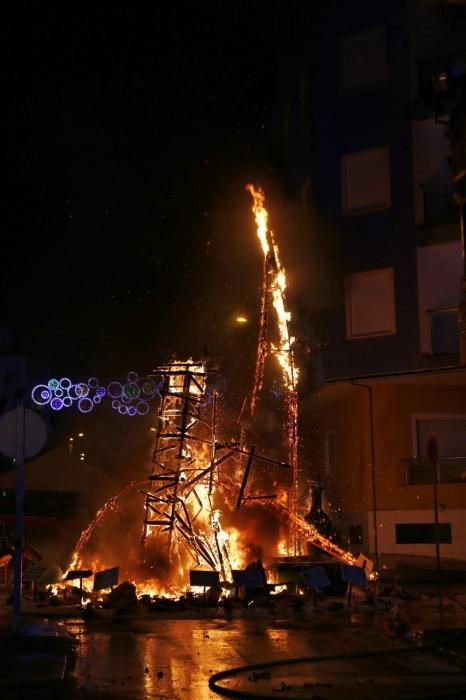 Cientos de personas, la mayoría adolescentes que quisieron disfrutar de la "cremá" y posterior "bañá" de los bomberos, se acercaron al barrio del Calvario para ver arder su hoguera