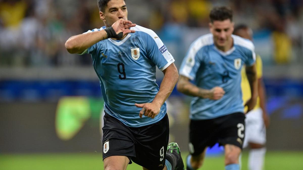 Luis Suárez de Uruguay celebra después de marcar contra Ecuador durante su partido de torneo de fútbol de Copa América en el estadio Mineirao en Belo Horizonte, Brasil.