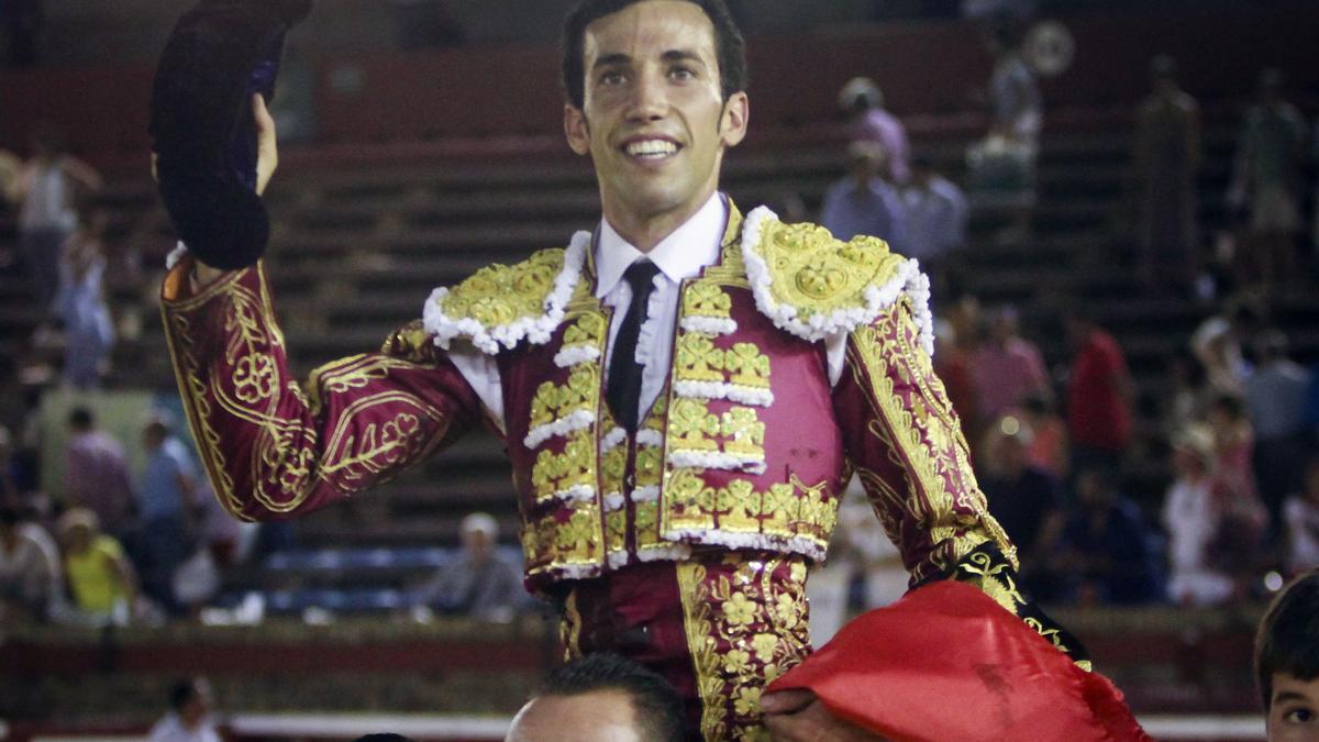 El torero David de Miranda sale a hombros de la plaza de toros de Huelva, tras la corrida celebrada hoy en la Feria de Colombinas de la capital andaluza.