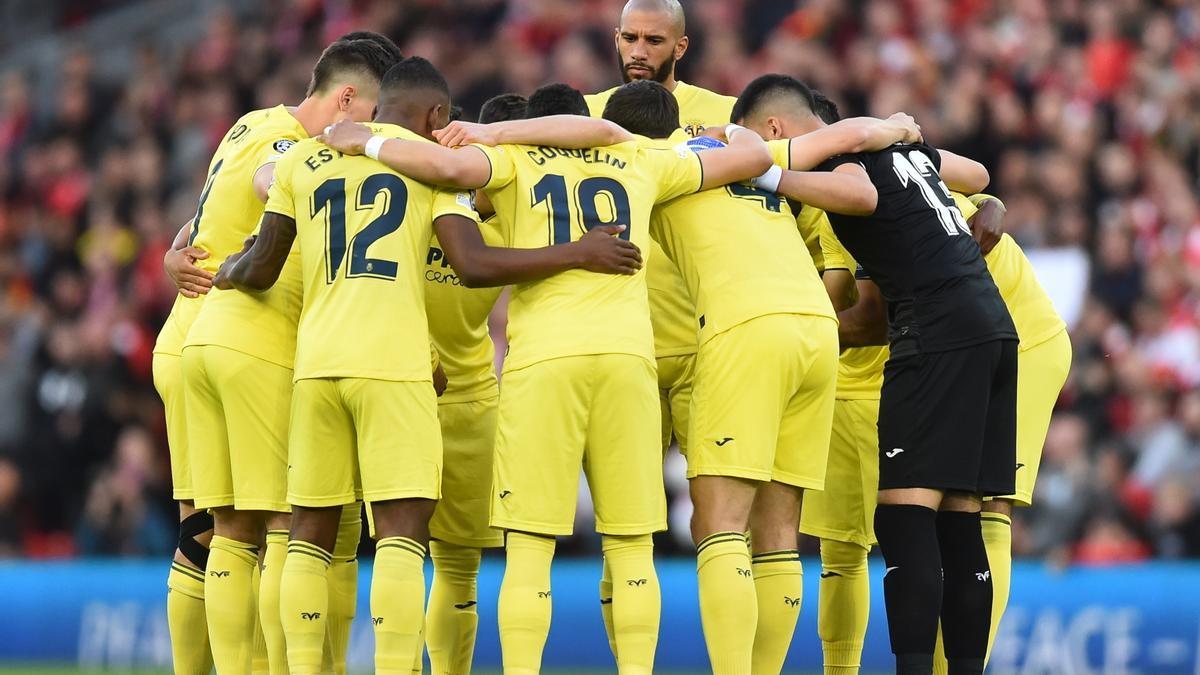 Los jugadores del Villarreal CF, en corro sobre el césped de Anfield