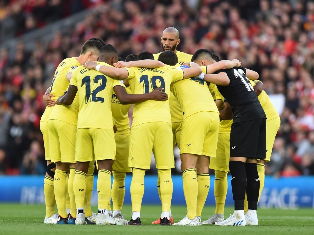 Los jugadores del Villarreal CF, en corro sobre el césped de Anfield