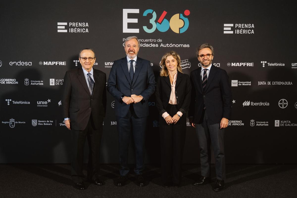 De izquierda a derecha, Javier Moll, presidente de Prensa Ibérica; Jorge Azcón, presidente del Gobierno de Aragón; Ainhoa Moll, adjunta a la Presidencia y directora editorial de Prensa Ibérica, y Aitor Moll, consejero delegado de Prensa Ibérica.