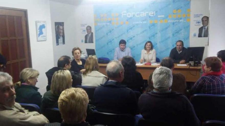 El PP de Forcarei, ante su militancia   |  O PP de Forcarei celebró una reunión en la que se respaldó la gestión de la presidenta local y alcaldesa, Belén Cachafeiro, y de su equipo tanto en la gestión municipal como en el seno del partido. Más de medio centenar de cargos, militantes y colaboradores asistieron a una actividad convocada con motivo del primer año de la última victoria del PP.