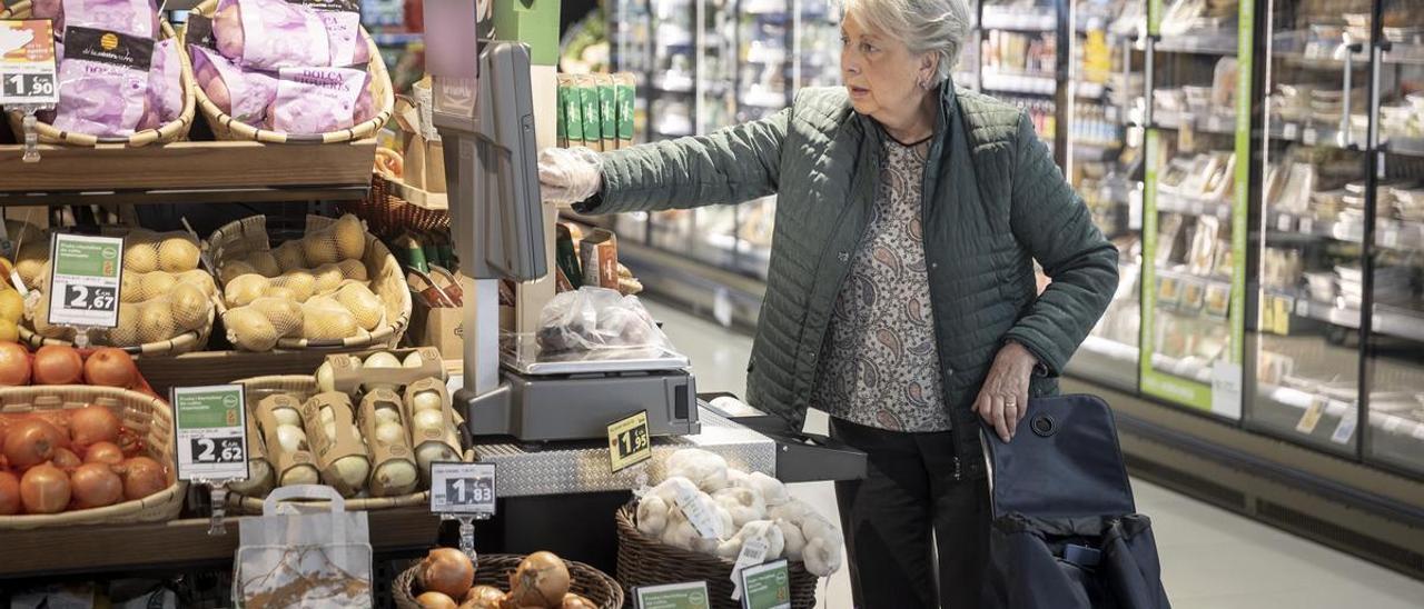 Una mujer compra productos frescos en un supermercado