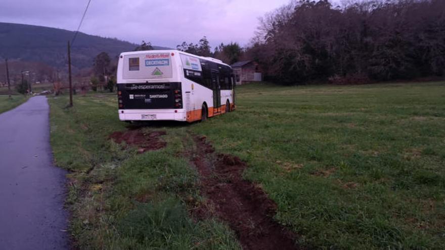 Una monitora de autobús escolar evita un accidente tras desmayarse el conductor