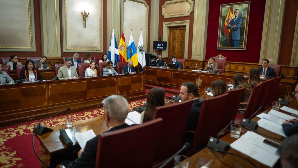 Un momento del pleno que el Ayuntamiento chicharrero celebró ayer.