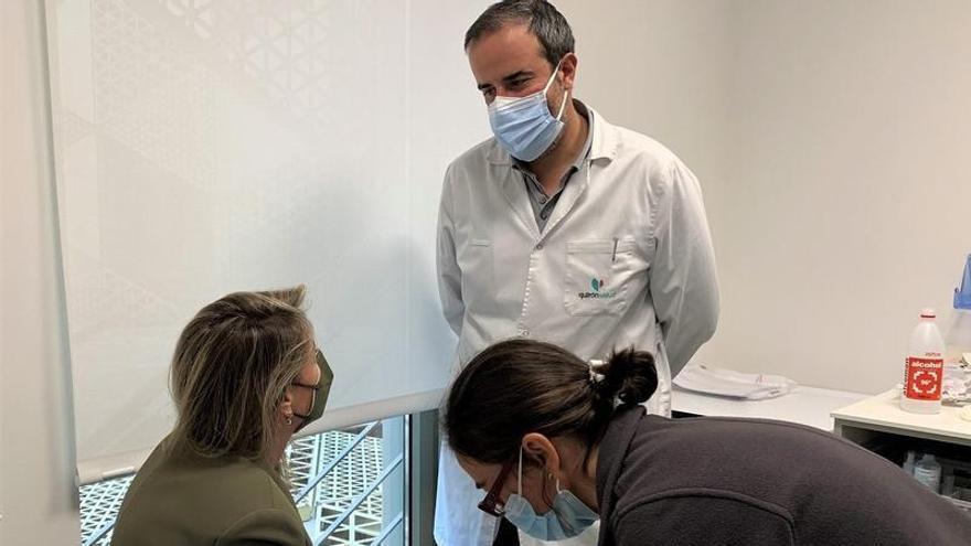 Una enfermera realiza una prueba cutánea de alergia (prick test) a una paciente en consulta del doctor García Núñez.