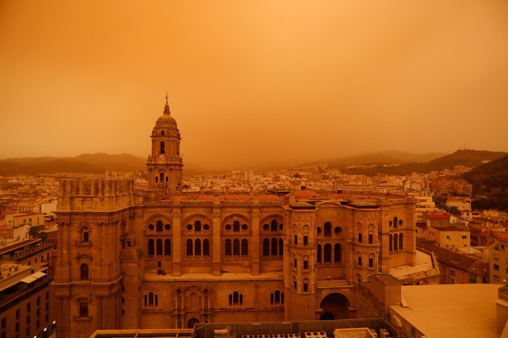 La calima vuelve a cubrir los cielos de Málaga