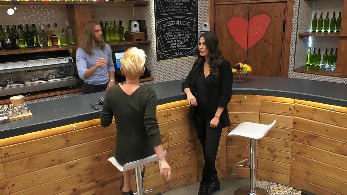 Anabel confiesa que no quiere tener una cita con un hombre sin camisa, Lidia Torrent se queda perpleja y Matías Roure se despide y se va.