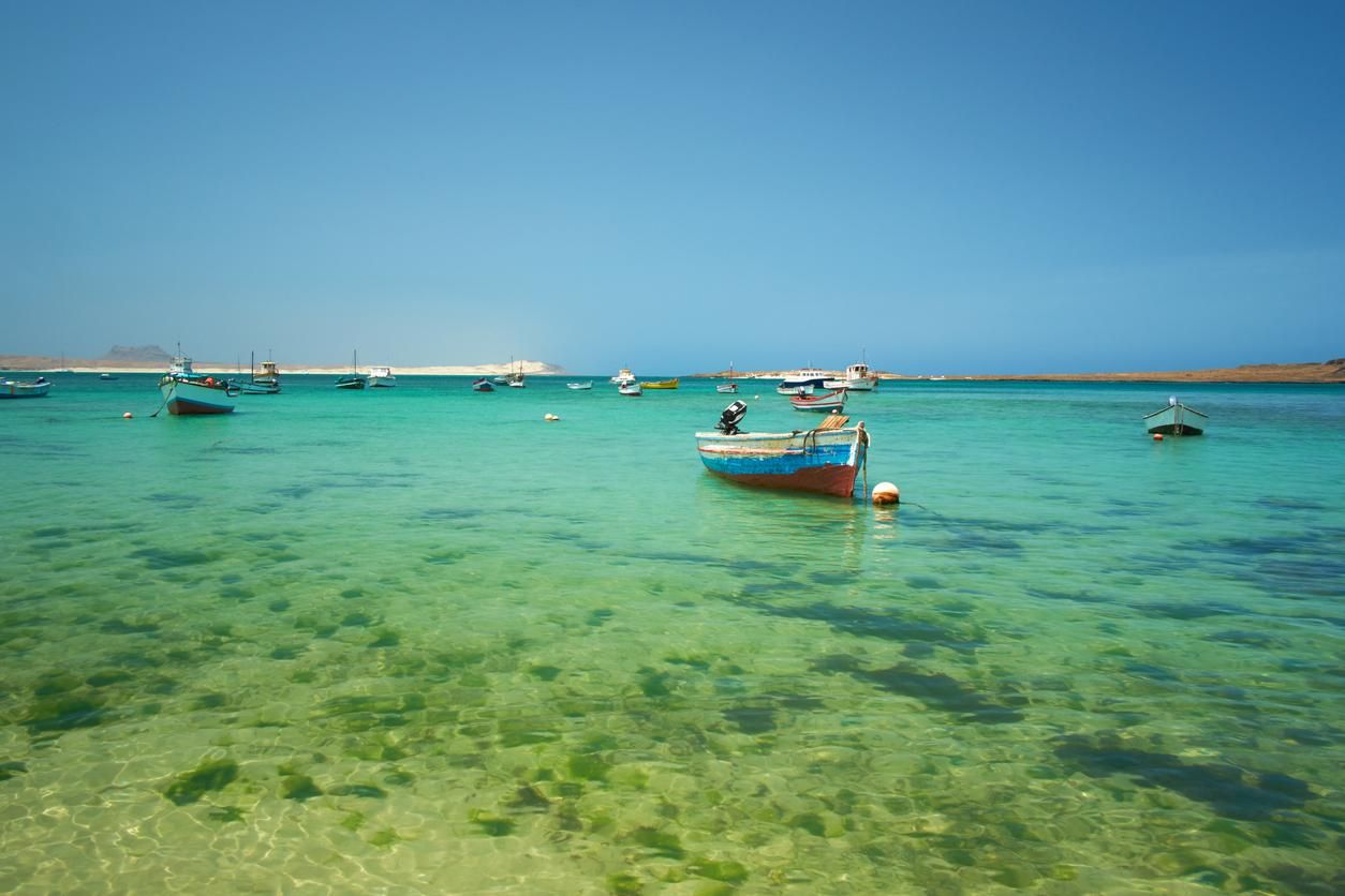 Vista al barcos en el mar en Boa Vista.
