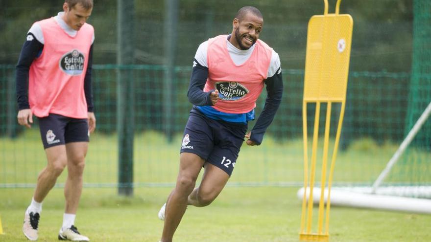 Sidnei durante el entrenamiento de esta mañana en Abegondo