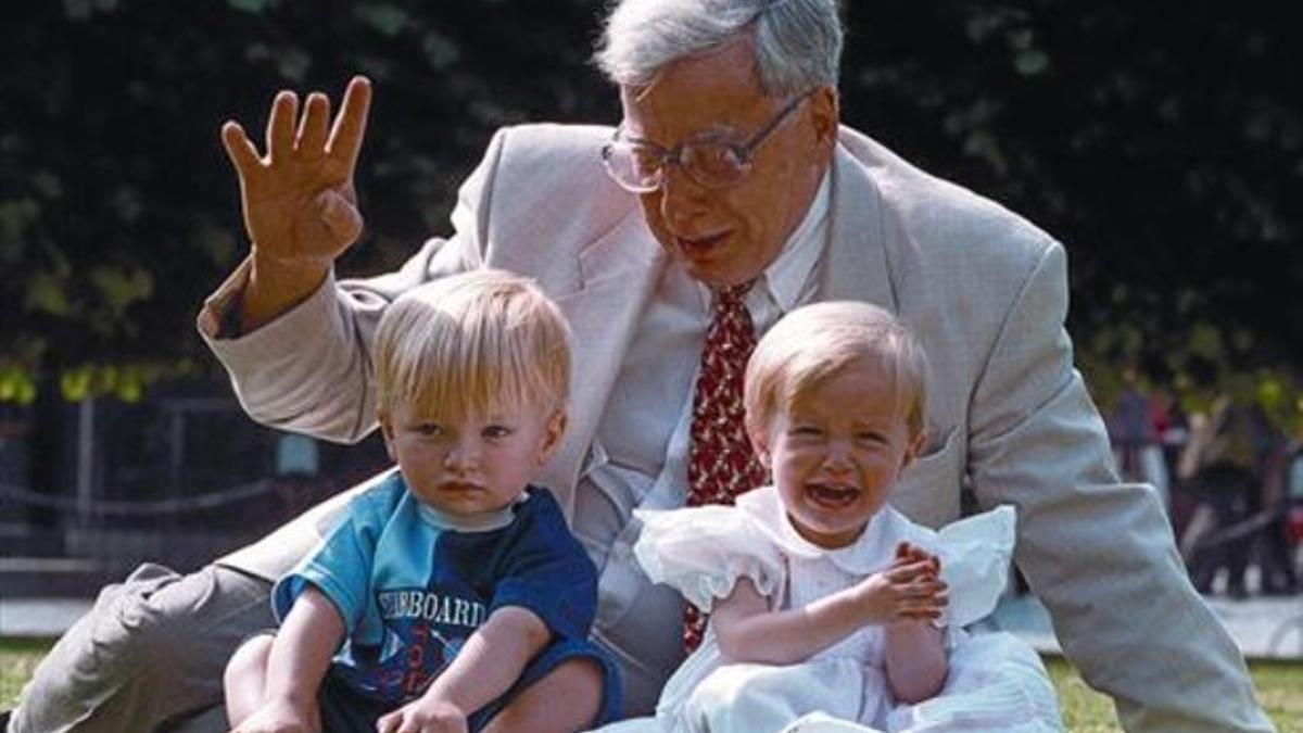 Robert Edwards, con dos niños nacidos gracias a una fecundación in vitro, en una foto de 1998.