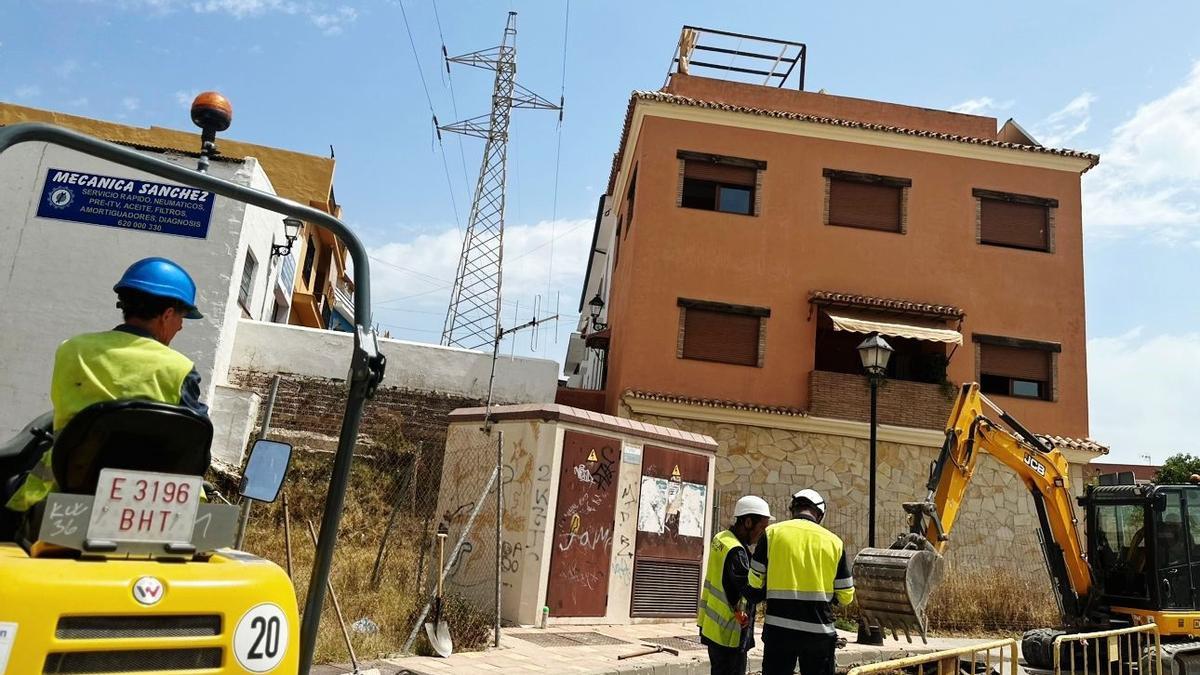 El Ayuntamiento de Fuengirola inicia las obras para el soterramiento del cableado de alta tensión de Los Pacos