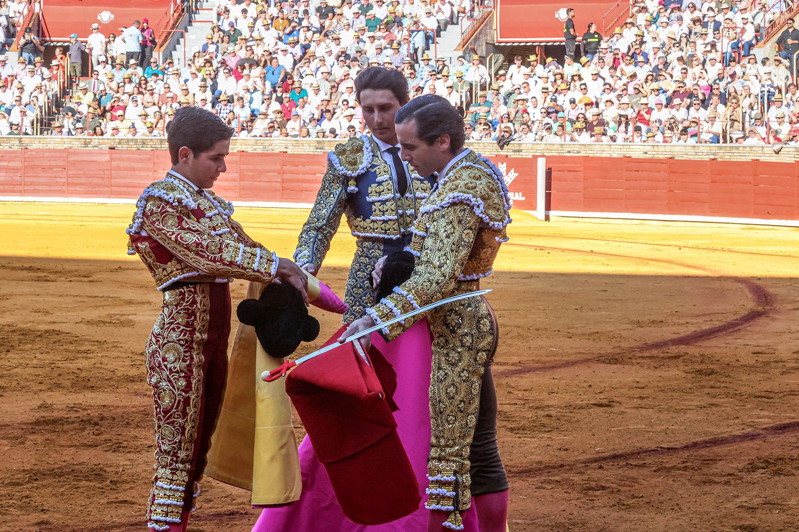 Román toma la alternativa y la puerta grande se abre para Roca Rey y Ortega