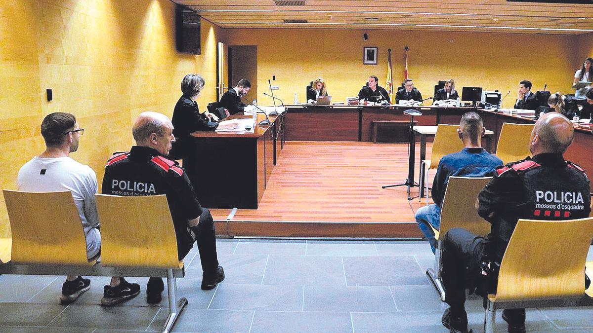 Els dos acusats (de blanc i de blau) durant el judici a l'Audiència de Girona.