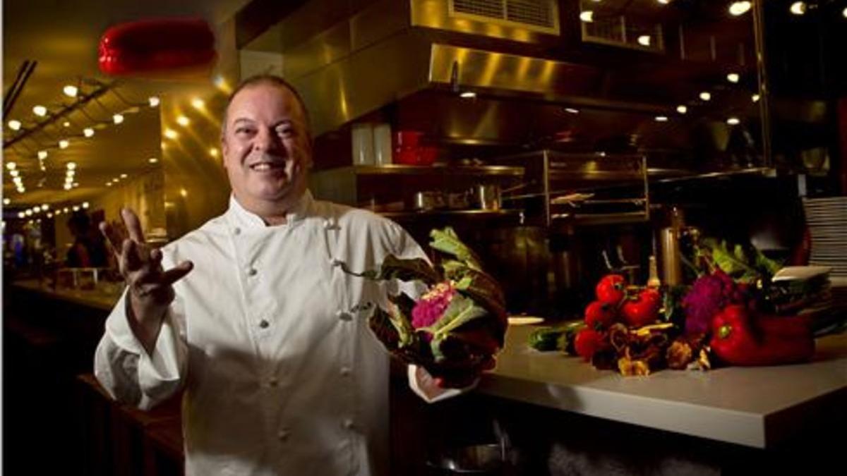 Jordi Casas juegan con un pimiento rojo en Allium. Foto: Joan Cortadellas