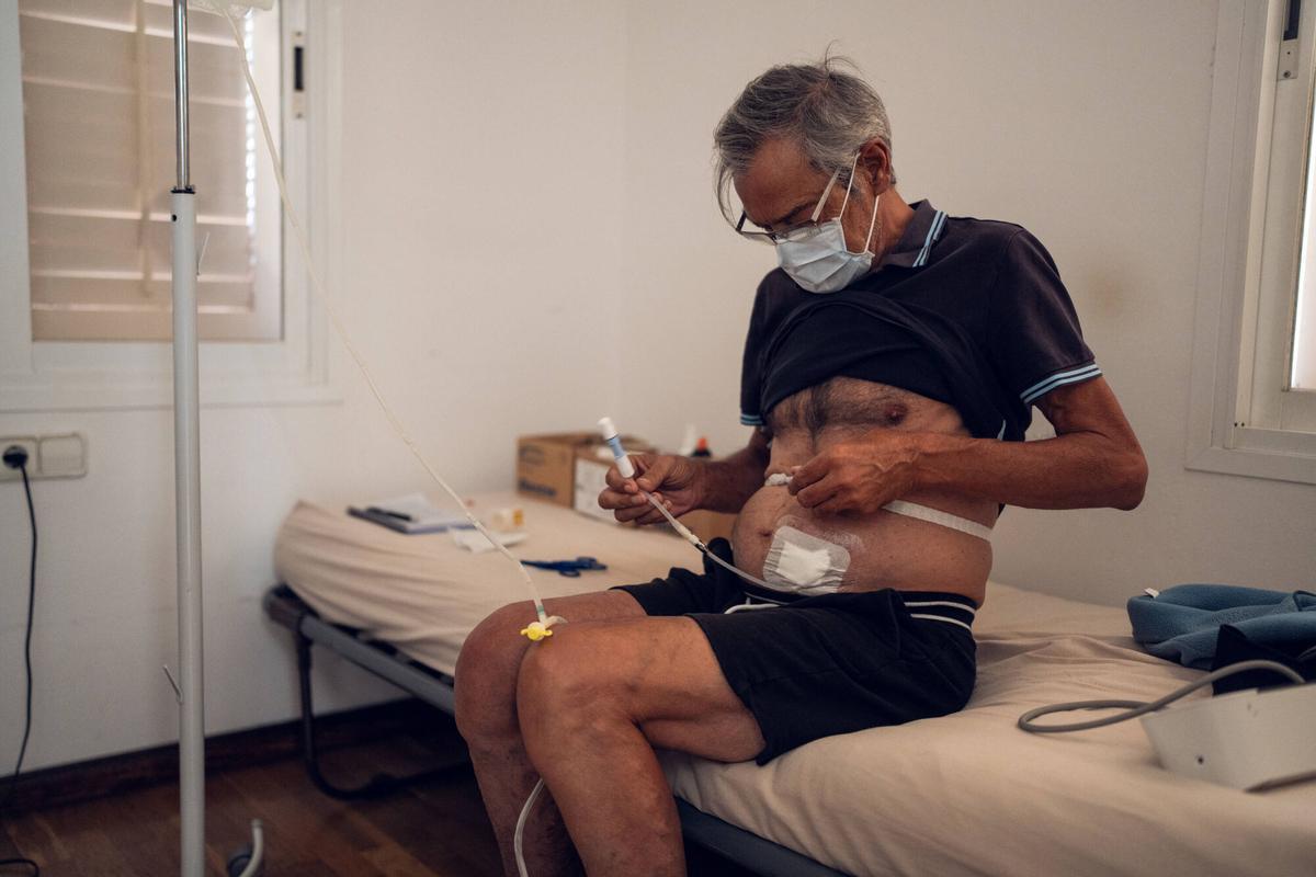 Premià de Dalt (Barcelona). Pere Hermoso realiza en su domicilio, en el Passatge de les Camèlies, el proceso de diálisis peritoneal domiciliaria, una modalidad de tratamiento que permite al propio paciente realizarse la terapia en casa. Las imágenes ilustran un reportaje sobre esta alternativa de tratamiento. 25 de agosto de 2026. Sociedad. AUTOR: ZOWY VOETEN