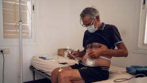 Premià de Dalt (Barcelona). Pere Hermoso realiza en su domicilio, en el Passatge de les Camèlies, el proceso de diálisis peritoneal domiciliaria, una modalidad de tratamiento que permite al propio paciente realizarse la terapia en casa. Las imágenes ilustran un reportaje sobre esta alternativa de tratamiento. 25 de agosto de 2026. Sociedad. AUTOR: ZOWY VOETEN
