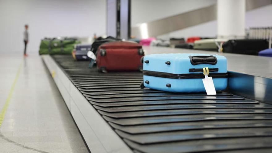 Varias maletas en un aeropuerto.