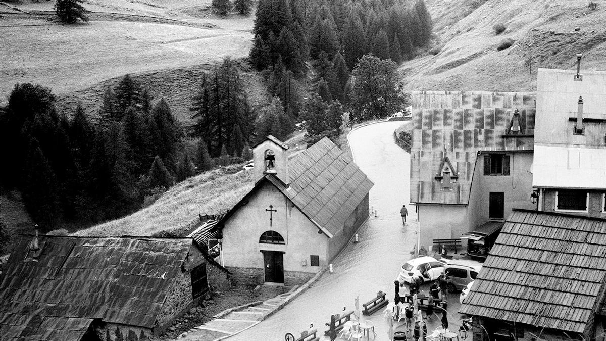 6.- Diluvio. Una tromba de agua y granizo anega la carretera del Col de La Bonette a su paso por la aldea de Bousieyas.