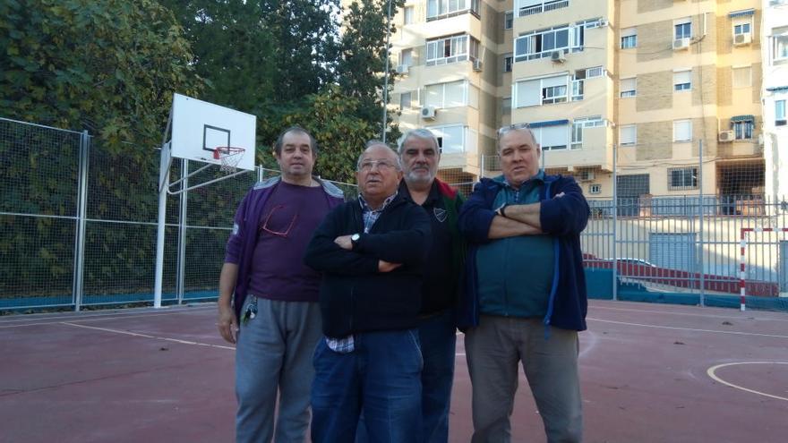 Dirigentes vecinales, en la pista deportiva de Cortijillo Bazán, sin luz desde hace cerca de una docena de años.
