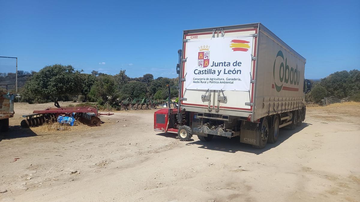 Uno de los camiones cargados con alimento en una de las explotaciones afectadas por el incendio.