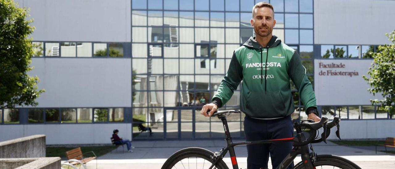 Óscar Pérez, con su bicicleta, en la Facultad de Fisioterapia de la UVigo.