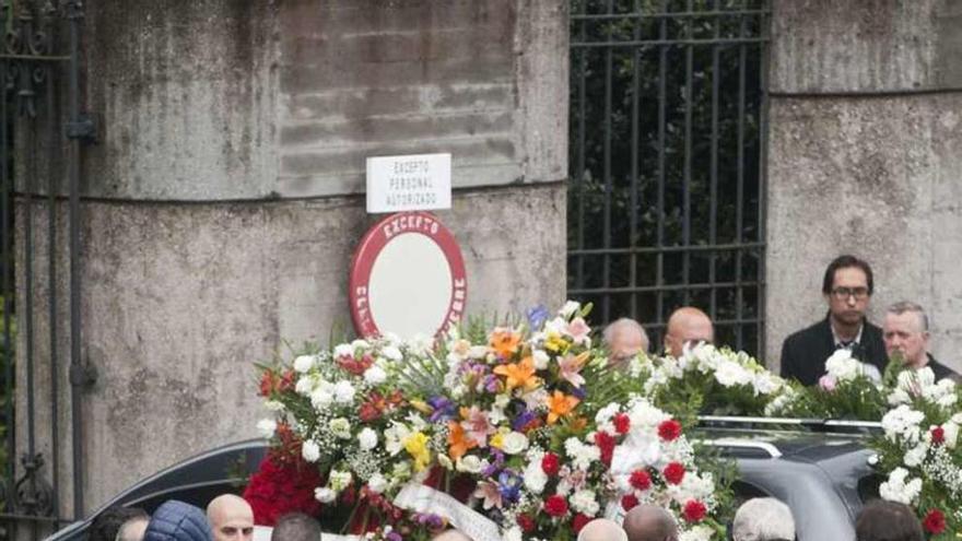 Entierro del músico de Foliada fallecido en el siniestro, ayer en Feáns.