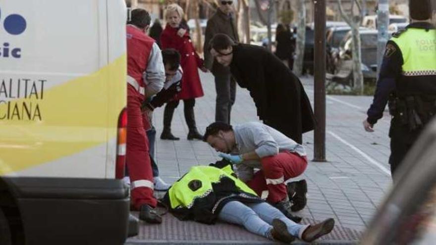 La joven es asistida por una ambulancia instantes después de sufrir el accidente.