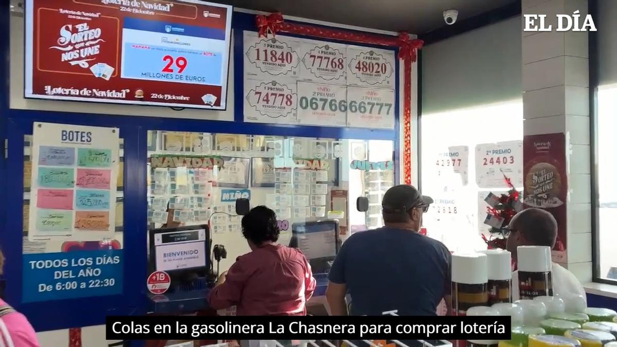 Colas en la gasolinera La Chasnera para comprar lotería