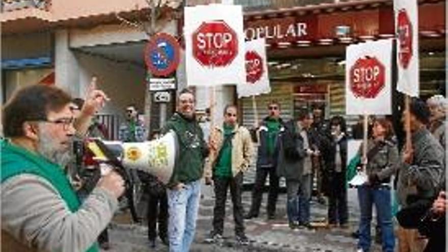 Els membres de la PAH protestant davant del Banco Popular a Arbúcies.