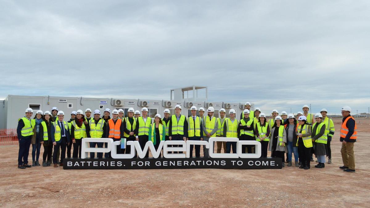 Asistentes a la inauguración de las oficinas de PowerCo en Sagunt.