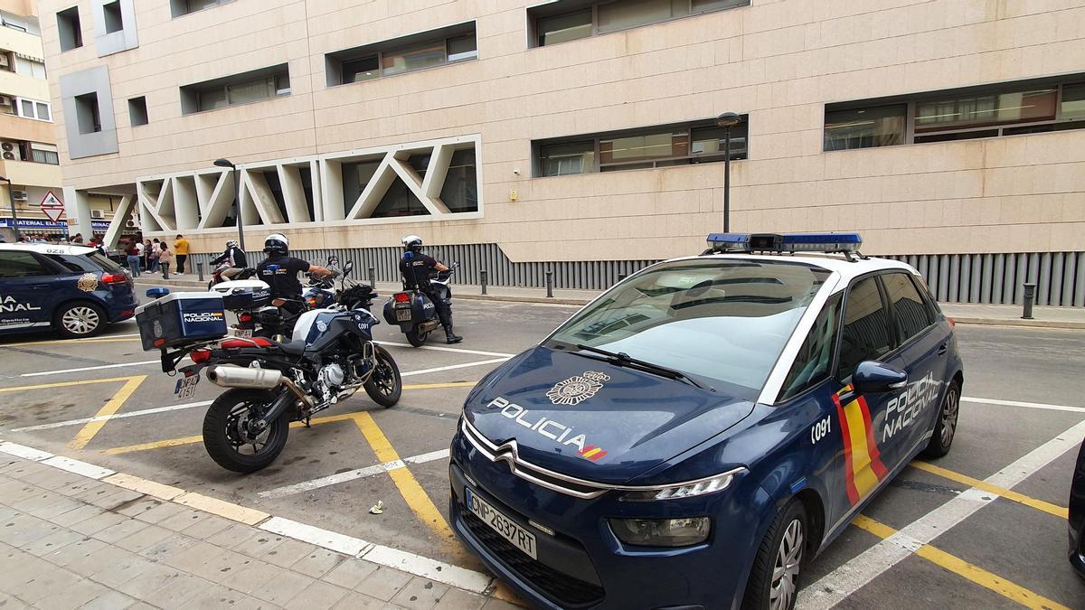 Agentes de la Policía Nacional en la Comisaría Provincial de Alicante.