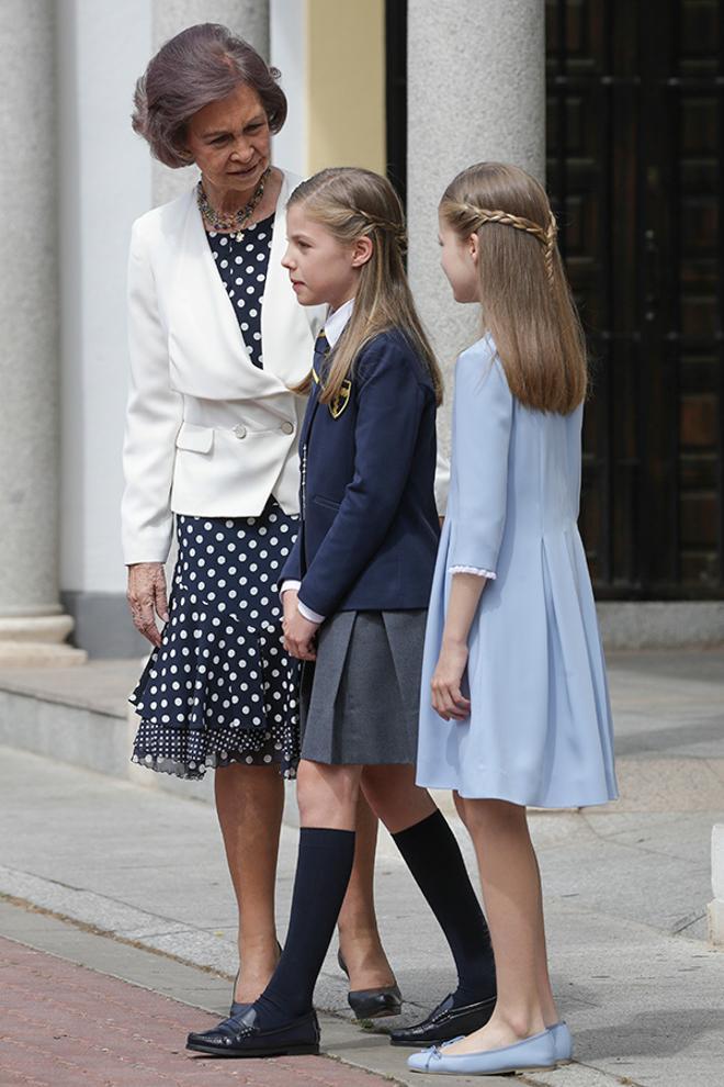Primera Comunión de la Infanta Sofía: La Reina Sofía comparte confidencias con la Infanta Sofía y la Princesa Leonor