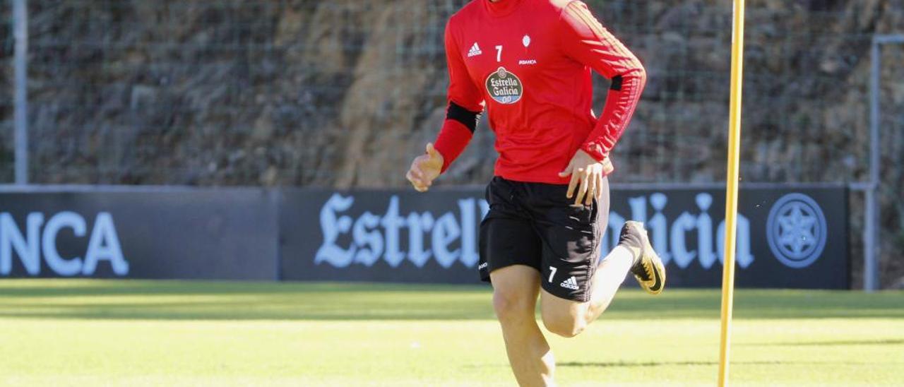 Maxi Gómez,  en un entrenamiento en A Madroa. // Cristina Graña