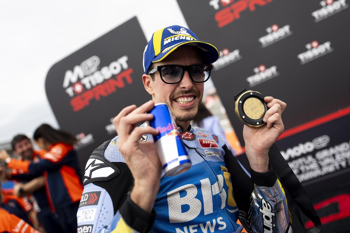 Àlex Márquez, con la medalla que le acredita como ganador, hoy, de la prueba al 'sprint' de Valencia.