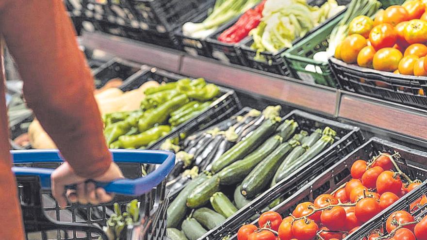 El peso de frutas y verduras aumenta en la cesta de la compra.