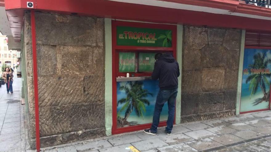 Por la ventana Roban en un bar de copas de la calle del Aire