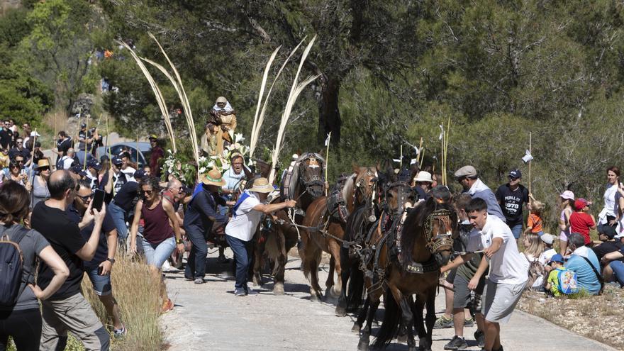 Centenares de romeros suben a la ermita de Santa Anna de la Llosa de Ranes