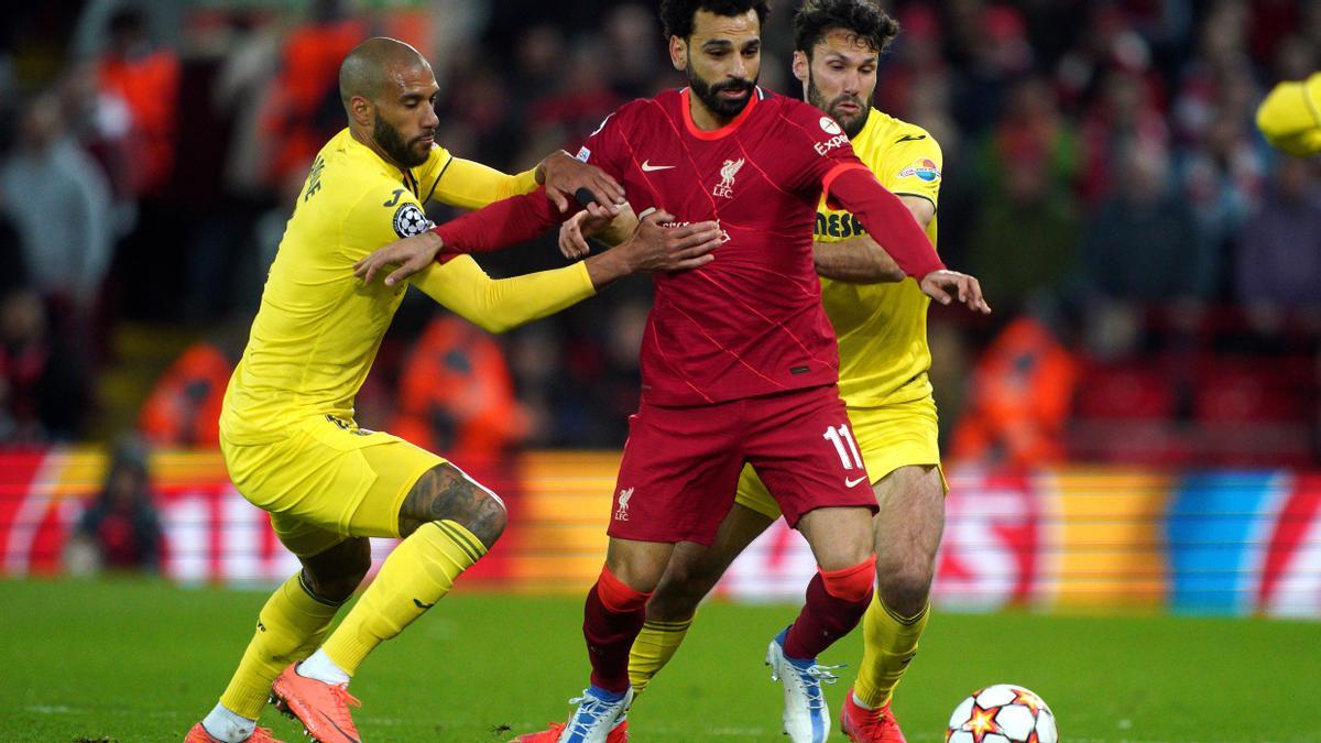 Salah conduce el balón entre Capoué y Pedraza en el Villarreal-Liverpool de la semifinal (vuelta) de la Champions.