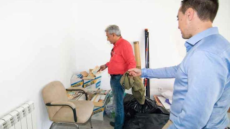 Manuel Burón y Luciano Huerga viendo las ocho cajas de programas del Toro de 2012 en el Centro Cívico