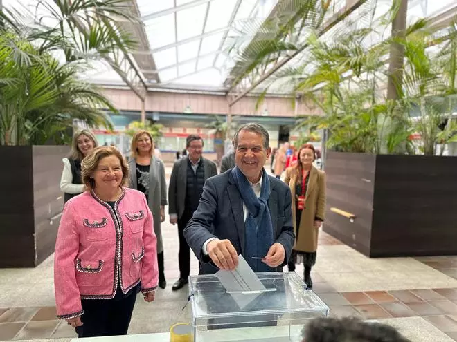 El alcalde de Vigo, Abel Caballero, anima "a votar a toda Galicia"
