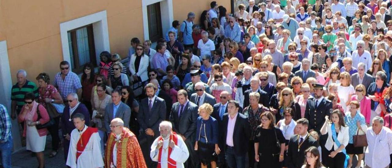 Amparo Antuña, detrás de los sacerdotes, en la procesión del Ecce-Homo del año pasado.