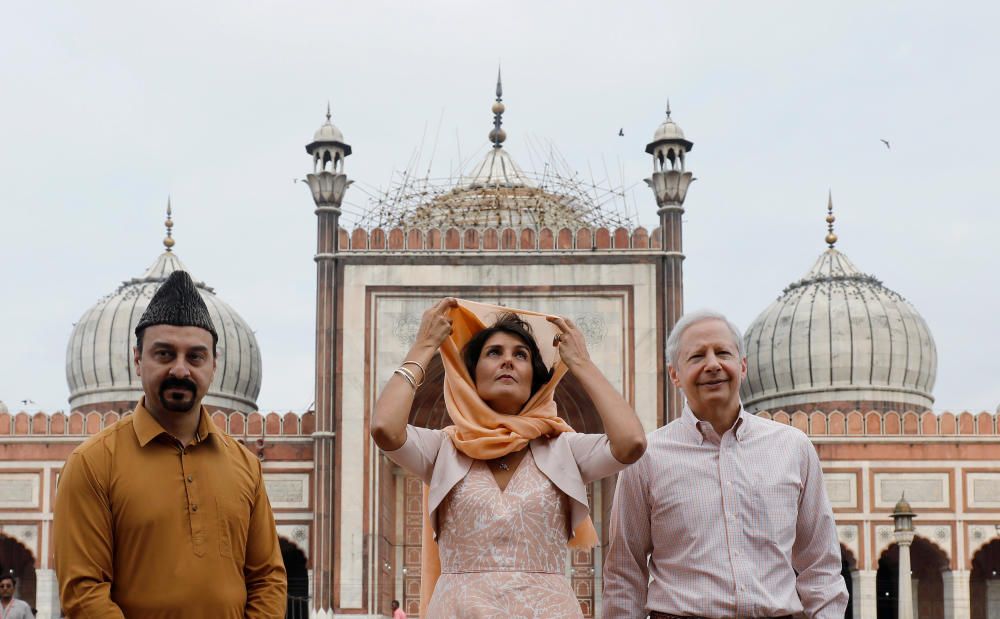 La embajadora de las Naciones Unidas, con el embajador de los Estados Unidos en la India y el secretario general del consejo asesor Jama Masjid