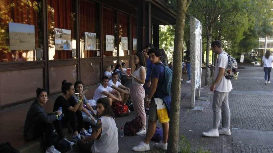 Estudiantes durante las pruebas ABAU en el campus de Ourense. // Jesús Regal