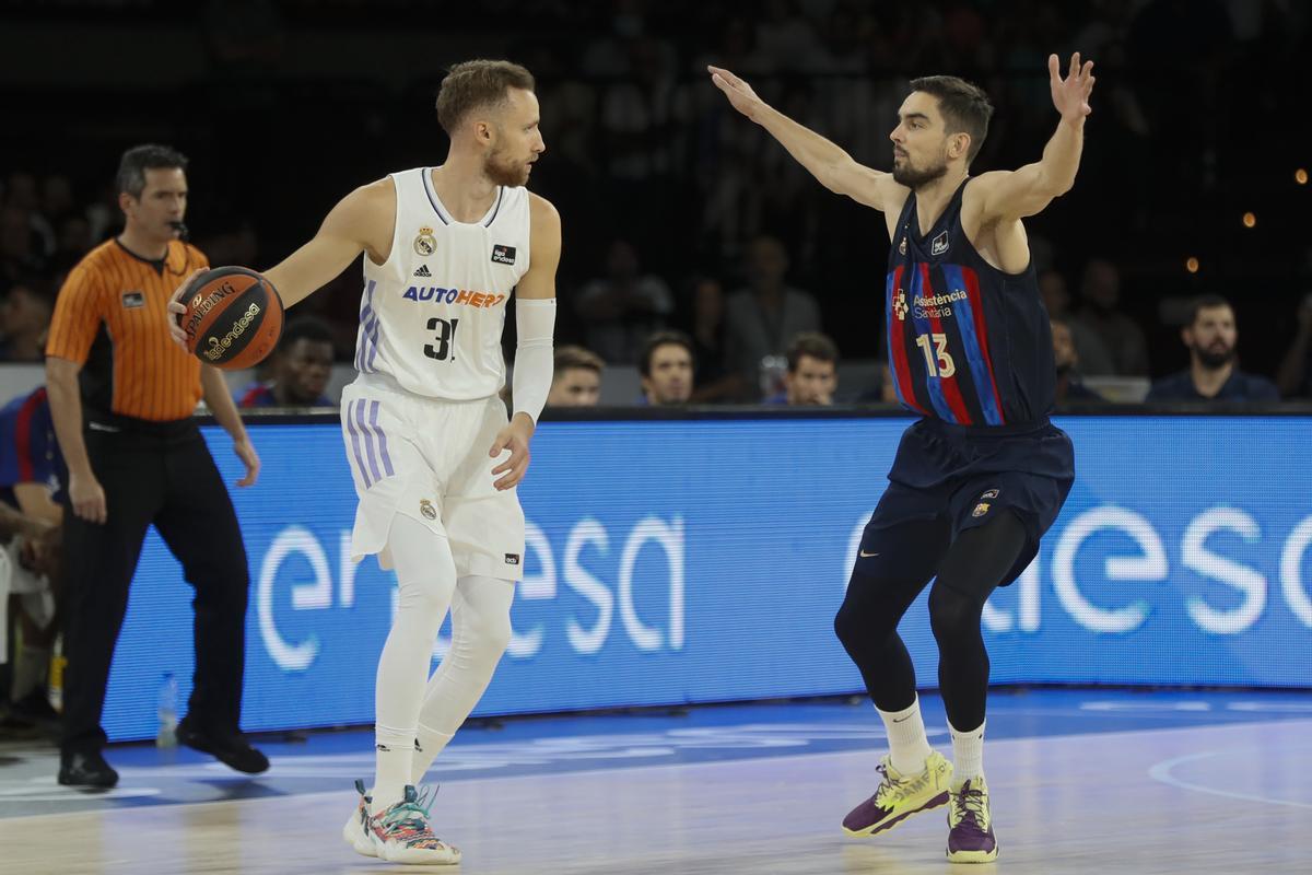 SEVILLA, 25/09/2022.- El jugador del Real Madrid Dzanan Musa (i) juega un balón ante Tomas Satoransky, del Barcelona, durante la final de la Supercopa de baloncesto disputada este domingo en el pabellón de San Pablo, en Sevilla. EFE/Jose Manuel Vidal