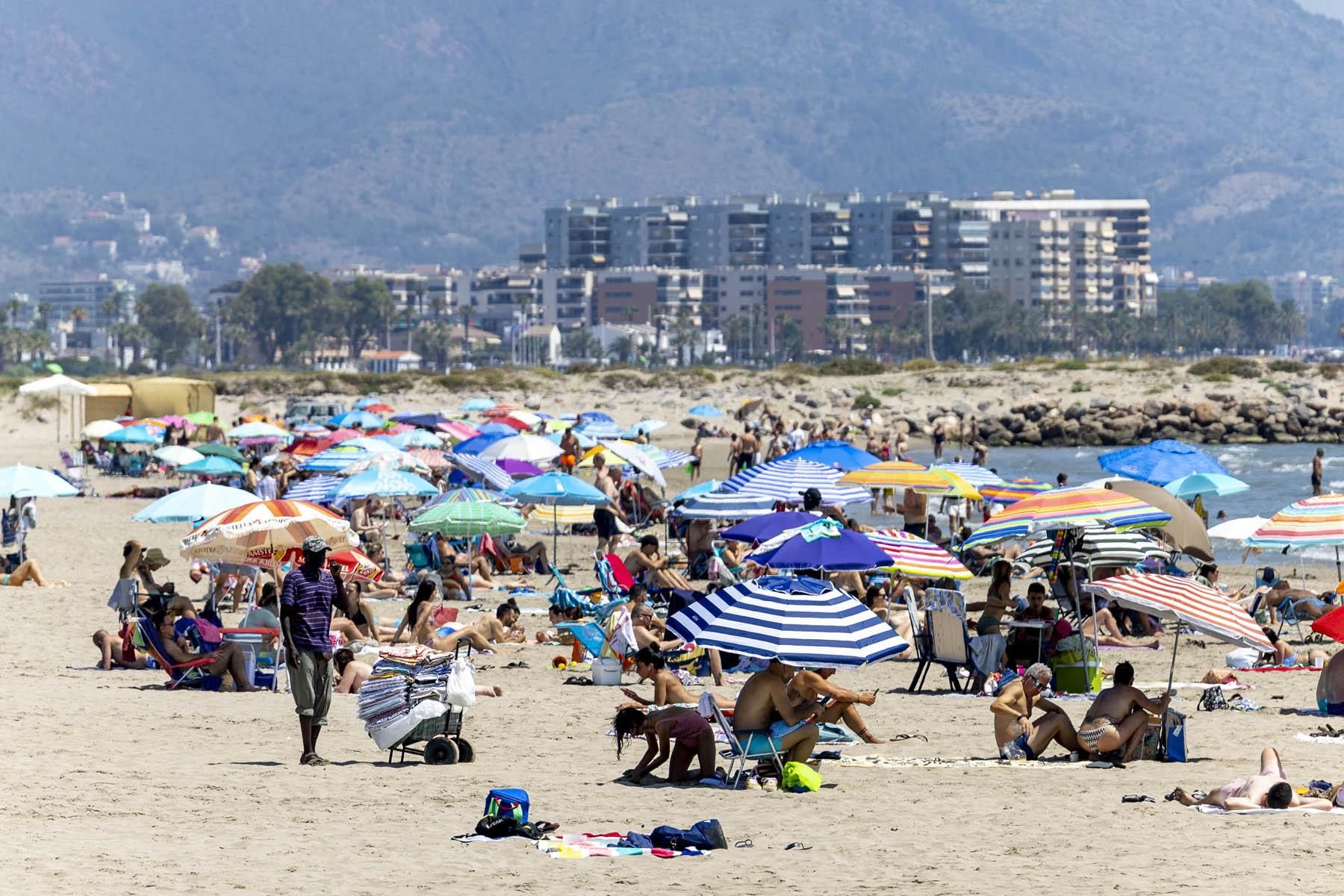 Los bañistas se refrescan en la ola de calor en Castellón